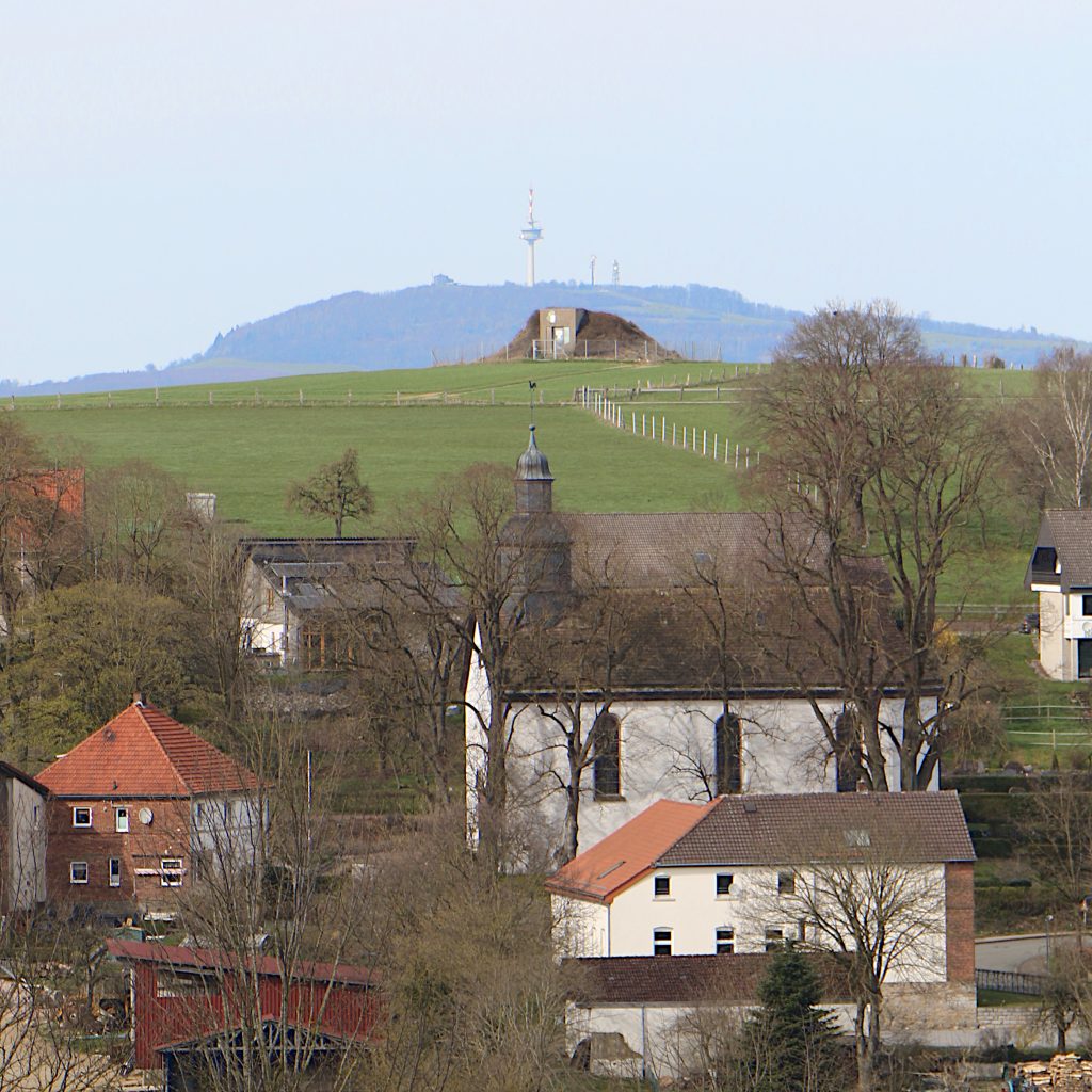 Köterberg hinter der Kirche in Bosseborn